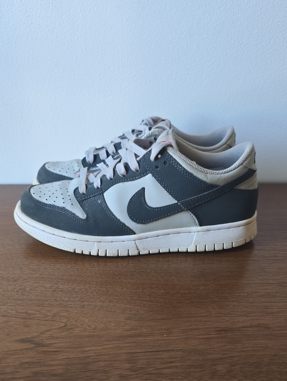 Nike Kids Low-Top Sneakers in Gray and White